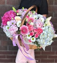 Цветочная композиция из Розы, Хризантемы, Пионы и Лизиантусы в корзине в Алексеевском Ставропольского края