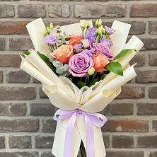 Букет цветов из:  Лизиантусы и Розы в Алексеевском Ставропольского края