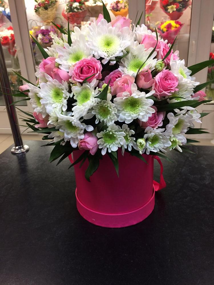 Цветочная композиция из Розы и Хризантемы в шляпной коробке в Алексеевском Ставропольского края